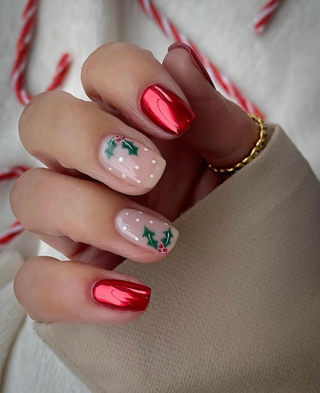 Metallic Red Holly Leaf Short Square Nails Metallic Red Holly Leaf Short Square Nails — Christmas Dip Nails