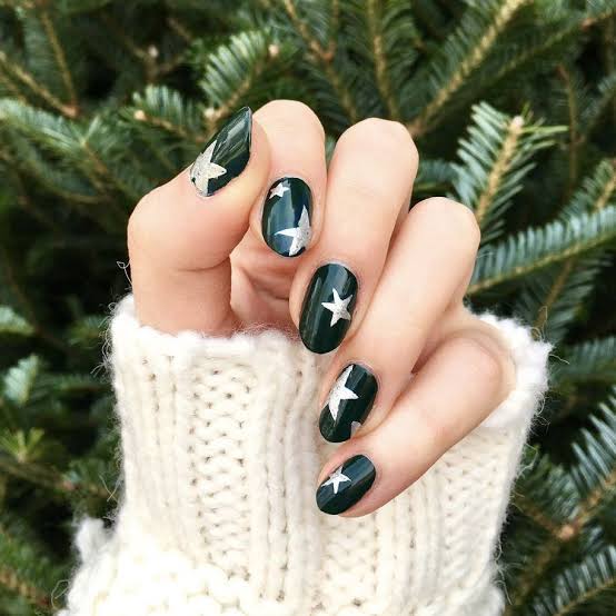 Dark Green Silver Star Short Oval Nails Dark Green Silver Star Short Oval Nails — Christmas Dip Nails