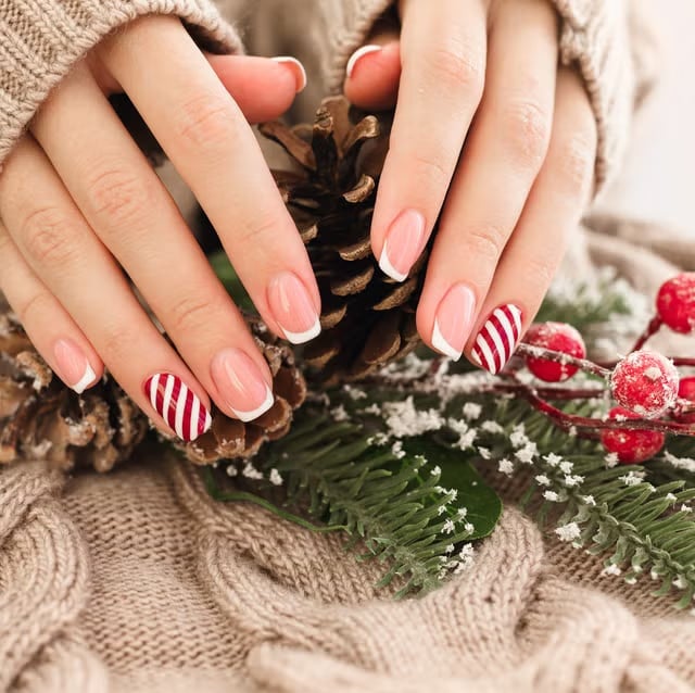 Candy Cane Stripe Short Square French Nails Candy Cane Stripe Short Square French Nails — Christmas Dip Nails