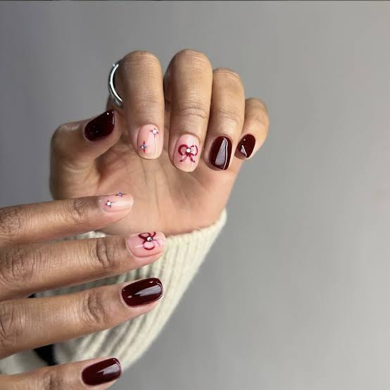 Burgundy Nude Bow Star Short Almond Nails Burgundy Nude Bow Star Short Almond Nails — Christmas Dip Nails
