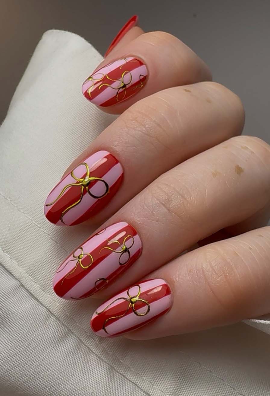 Red Pink Stripe Gold Bow Short Oval Nails Red Pink Stripe Gold Bow Short Oval Nails — Christmas Dip Nails