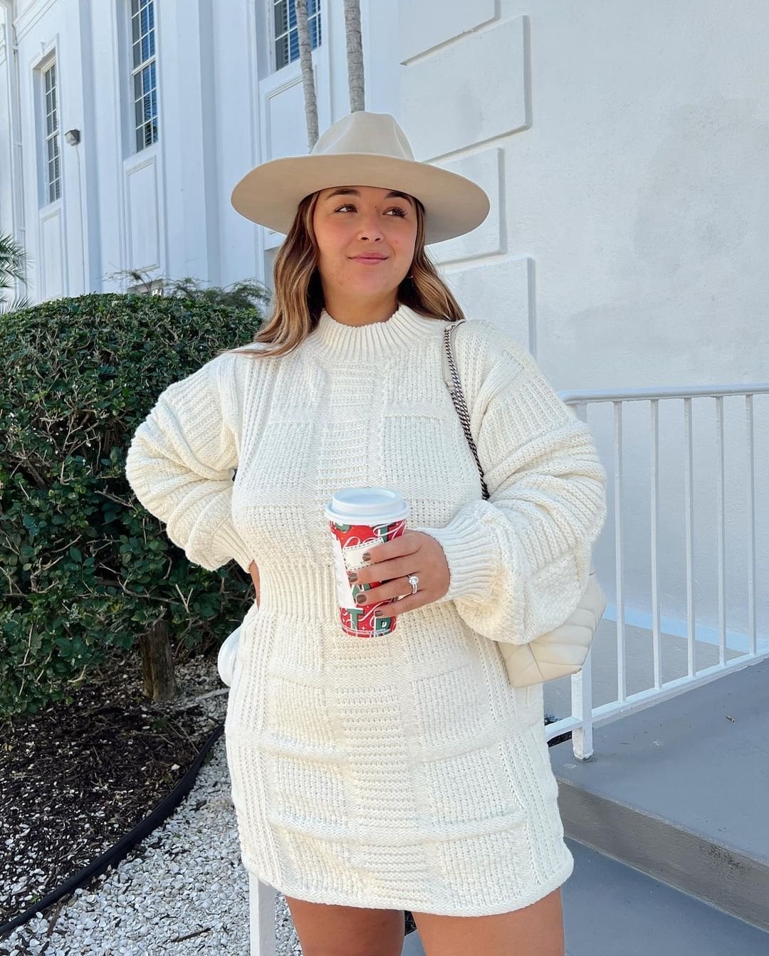 Cream cable knit sweater dress with wide-brim hat — Cold Weather Outfits