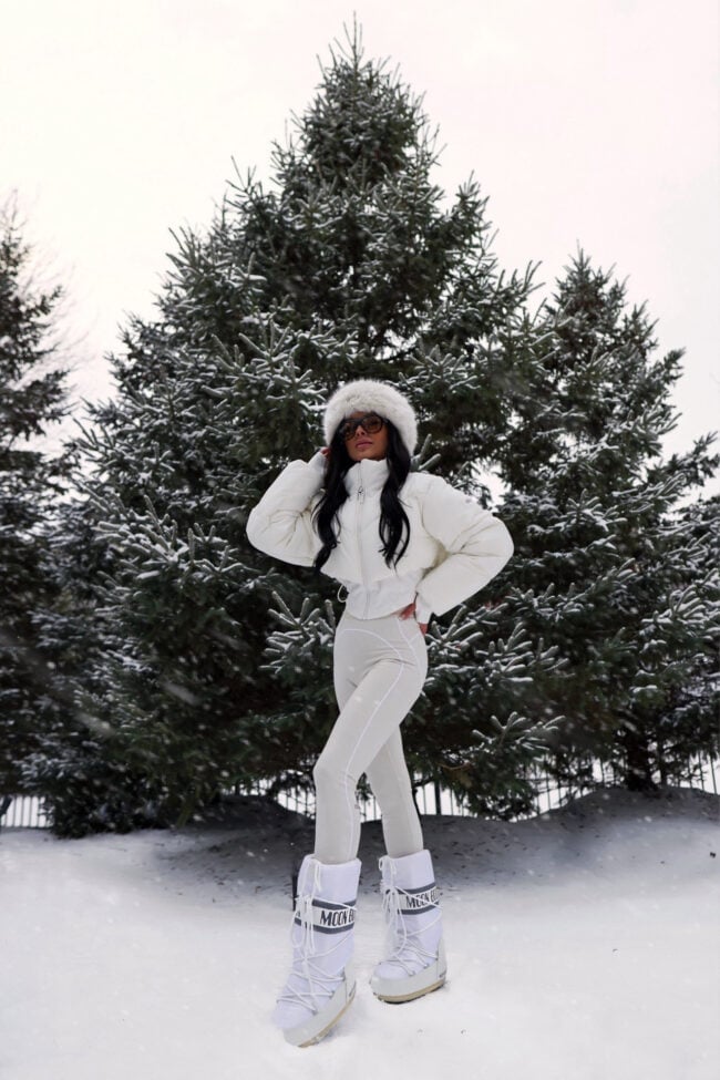 White cropped puffer jacket with matching leggings and snow boots — Cold Weather Outfits