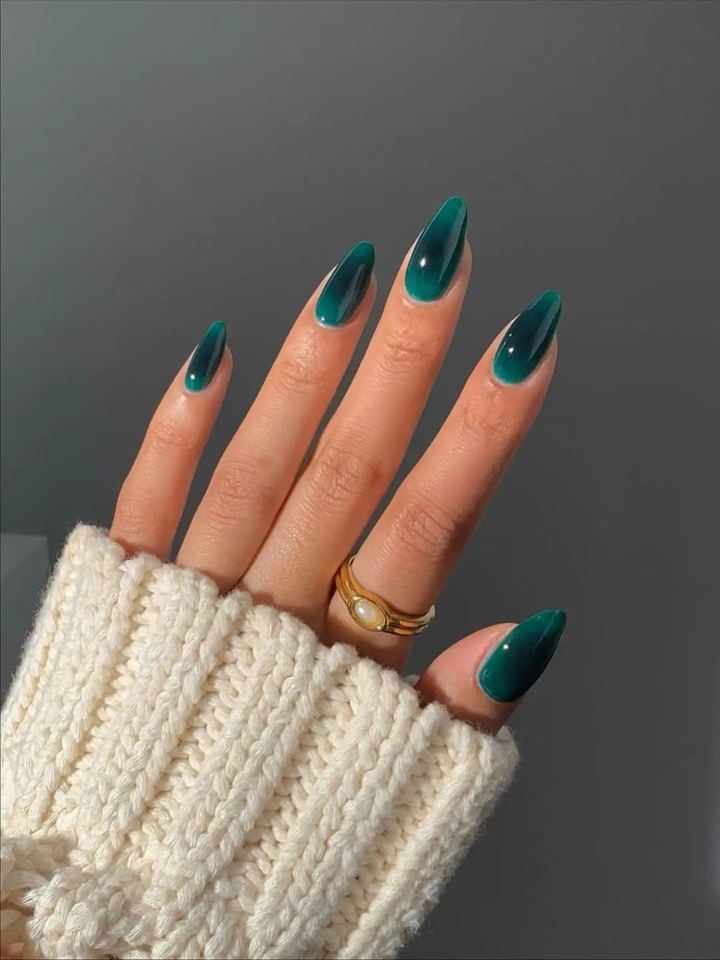 Short Almond Emerald Cat-Eye Nails — Dark Green Christmas Nails