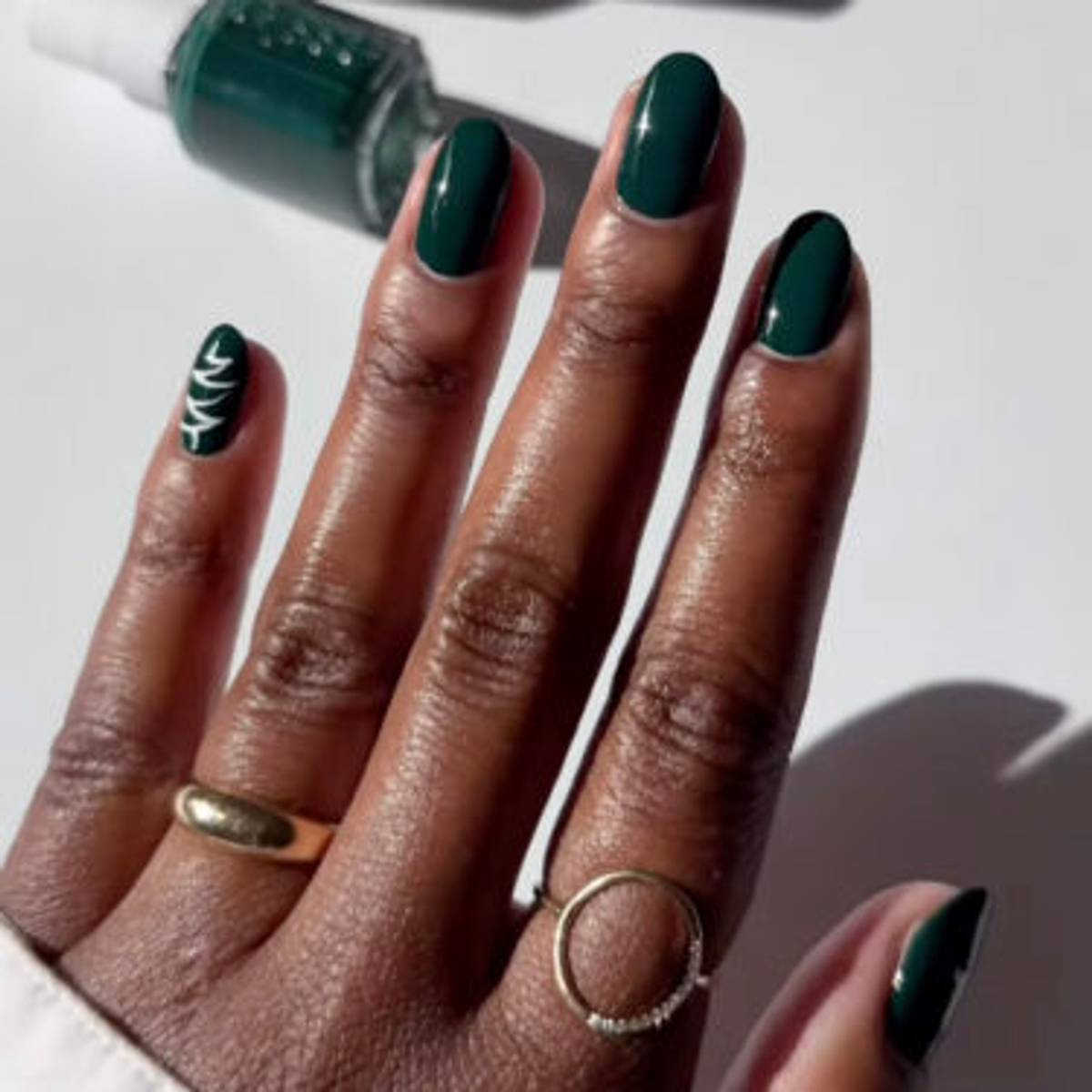Medium Oval Dark Green with White Christmas Tree — Dark Green Christmas Nails