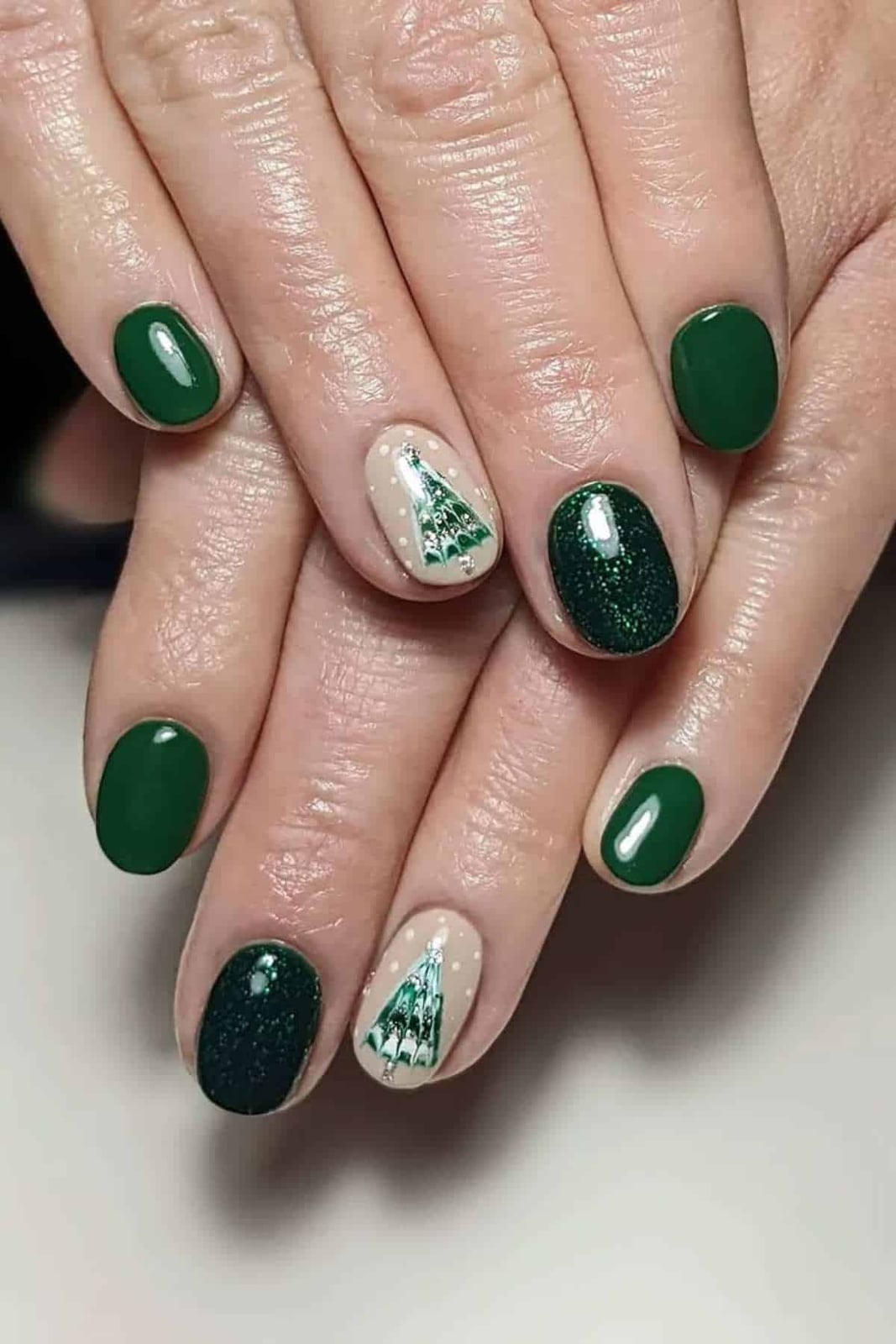 Short Oval Green with Beige Christmas Trees and Snowflakes — Dark Green Christmas Nails