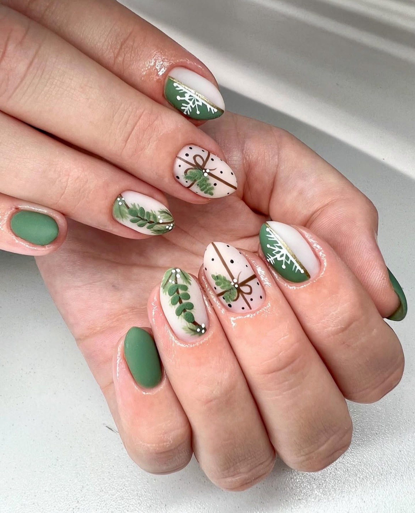 Elegant Green Christmas Gift and Holly Nails