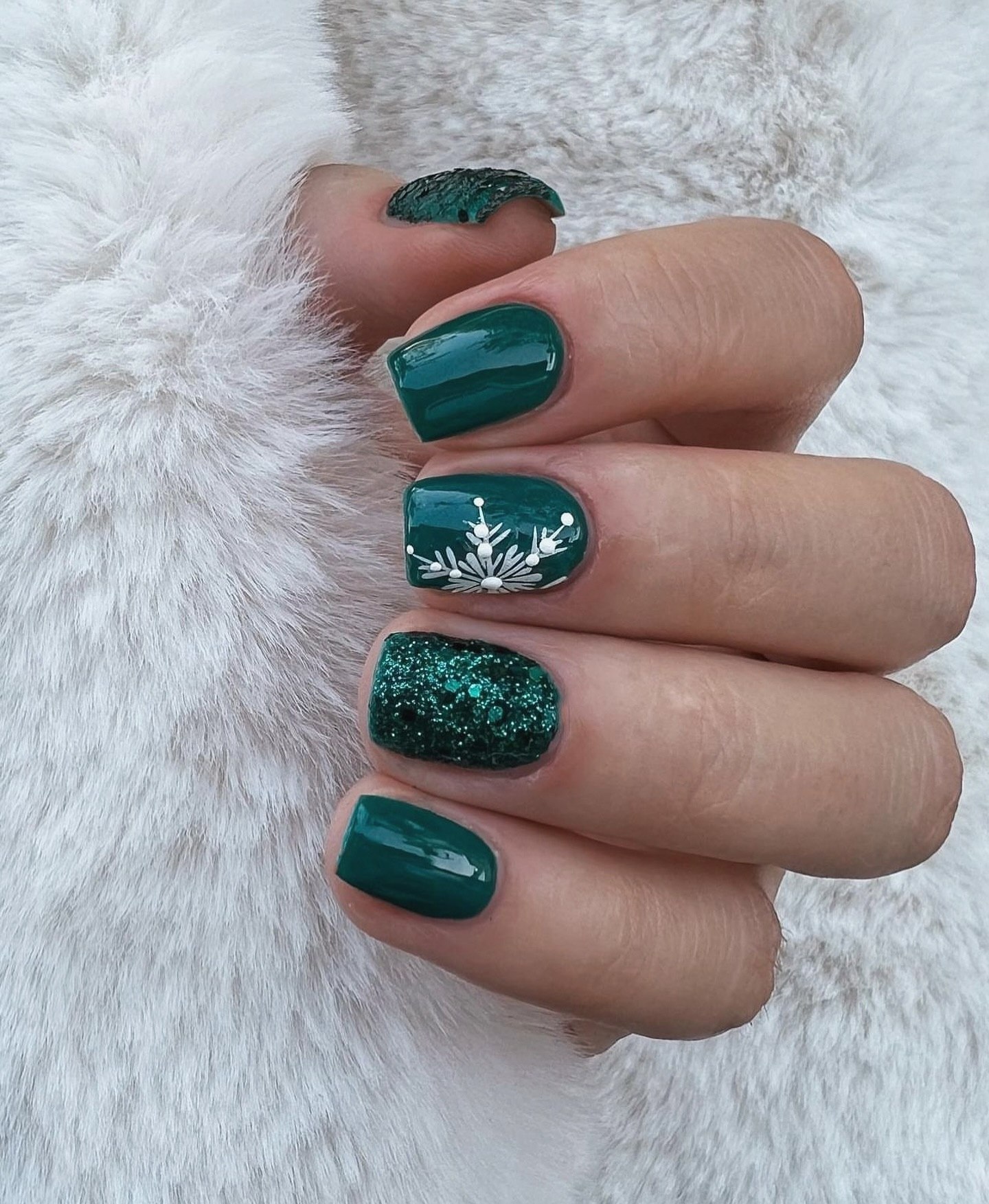 Emerald Green Snowflake Glitter Accent Nails