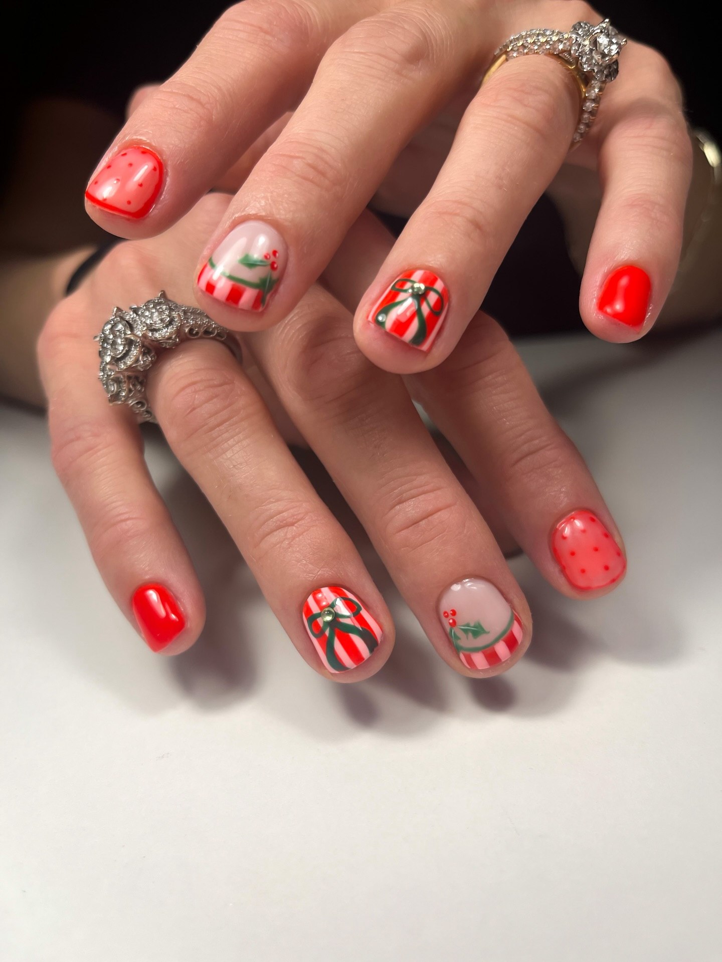 Festive Red Striped Gift Box Short Nails