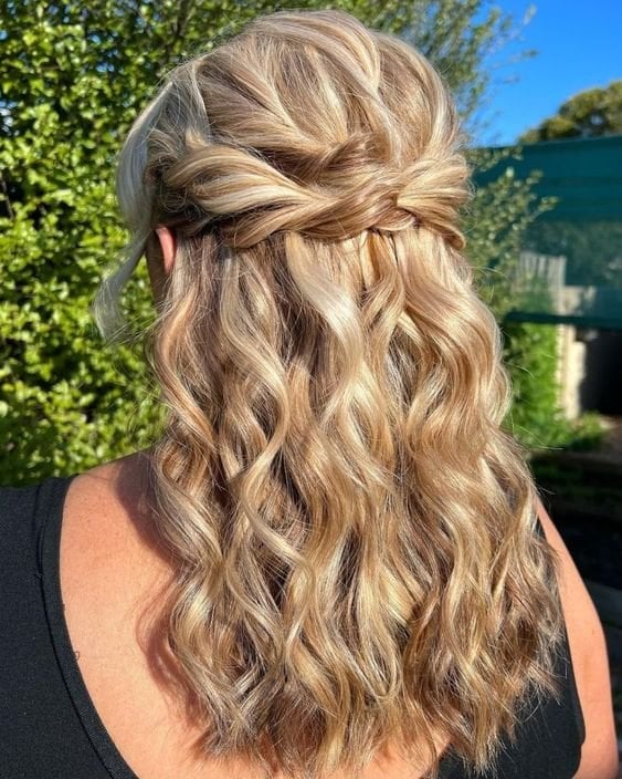 Brown Chignon With Blonde Highlights, Close-Up Take — New Years Eve Hairstyles