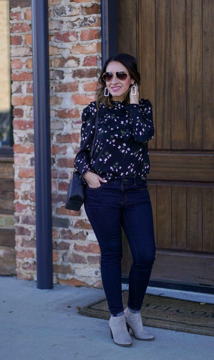 Floral print blouse with skinny jeans — New Years Eve Outfits Casual
