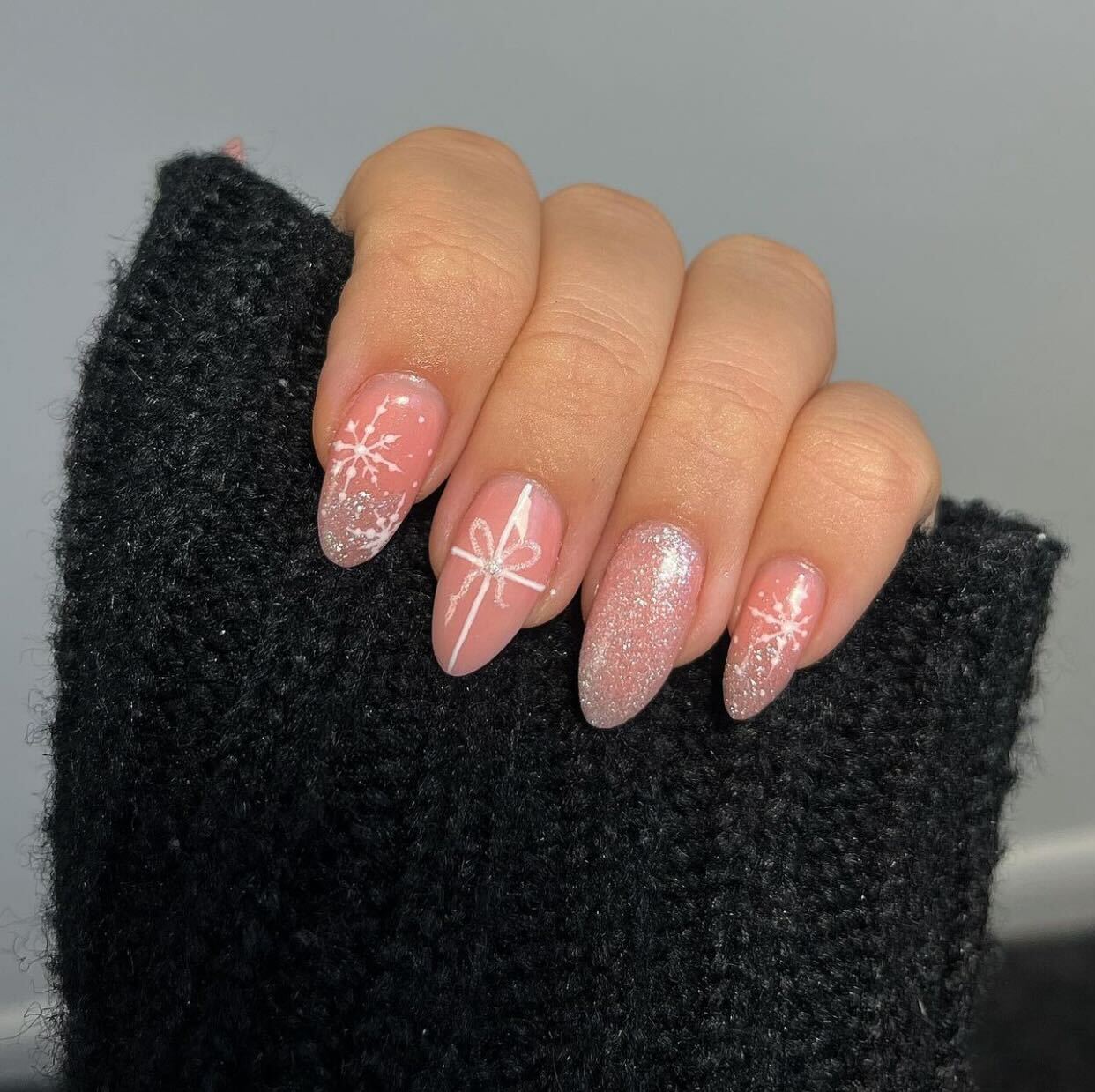 Medium Almond Pale Pink With Silver Glitter Bow Medium Almond Pale Pink With Silver Glitter Bow — Nude Christmas Nails