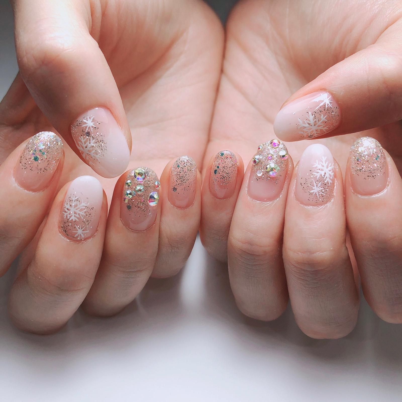 Short Oval Sheer Nude With Glitter Snowflakes, Close-Up Take Short Oval Sheer Nude With Glitter Snowflakes, Close-Up Take — Nude Christmas Nails