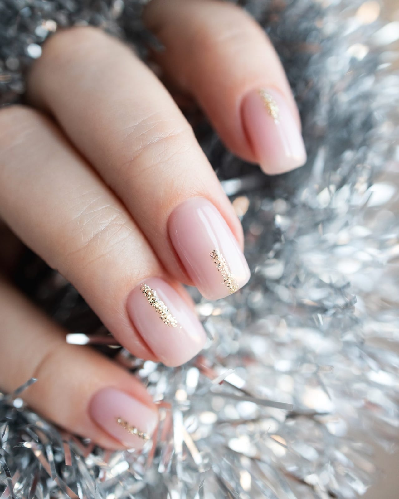 Short Soft Square Pink Nude With Gold Glitter Stripe Short Soft Square Pink Nude With Gold Glitter Stripe — Nude Christmas Nails