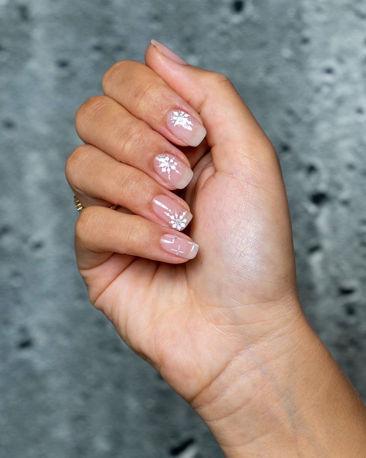 Short Oval Clear Nude With White Snowflakes Short Oval Clear Nude With White Snowflakes — Nude Christmas Nails