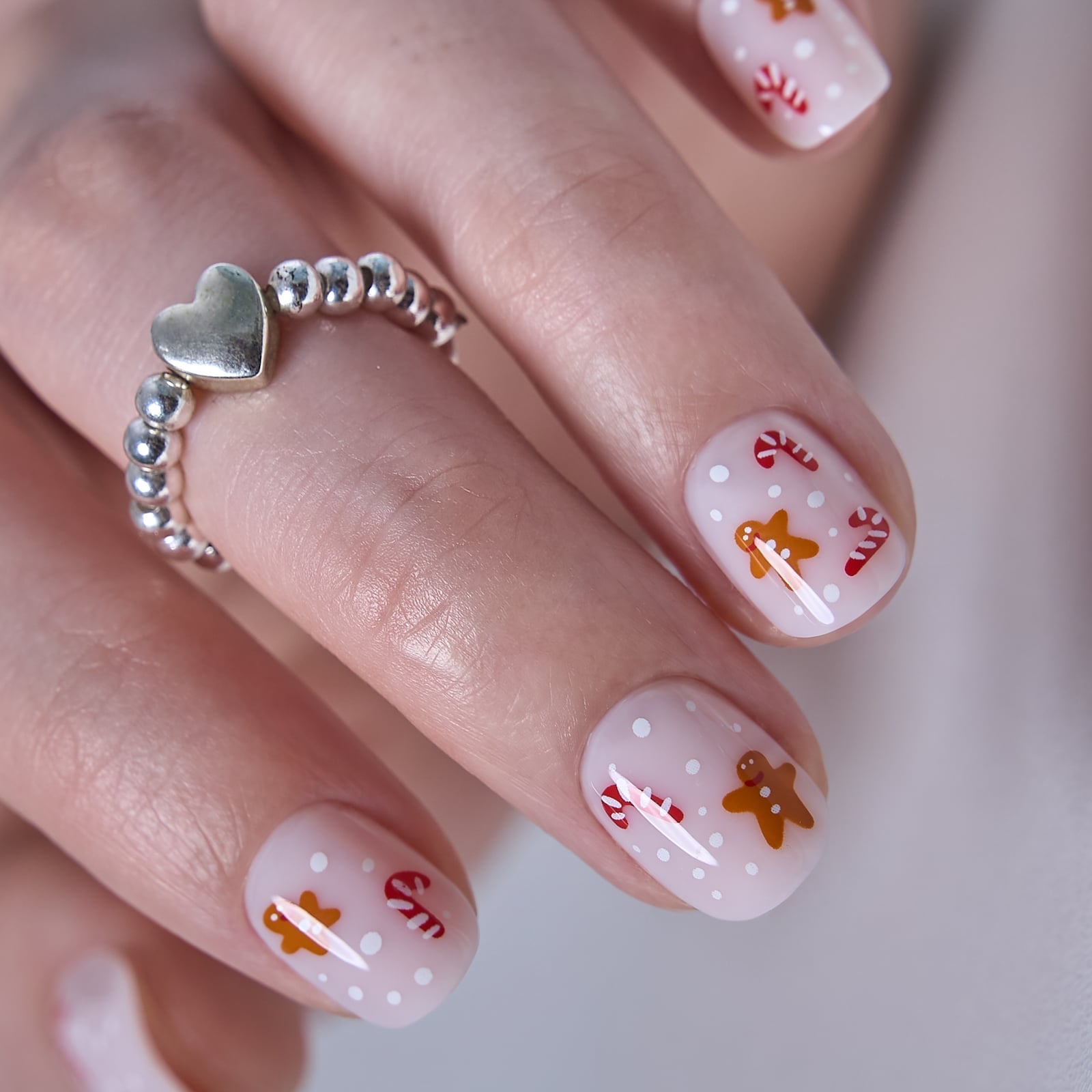 Short Oval Pale Pink With Gingerbread Men Short Oval Pale Pink With Gingerbread Men — Nude Christmas Nails