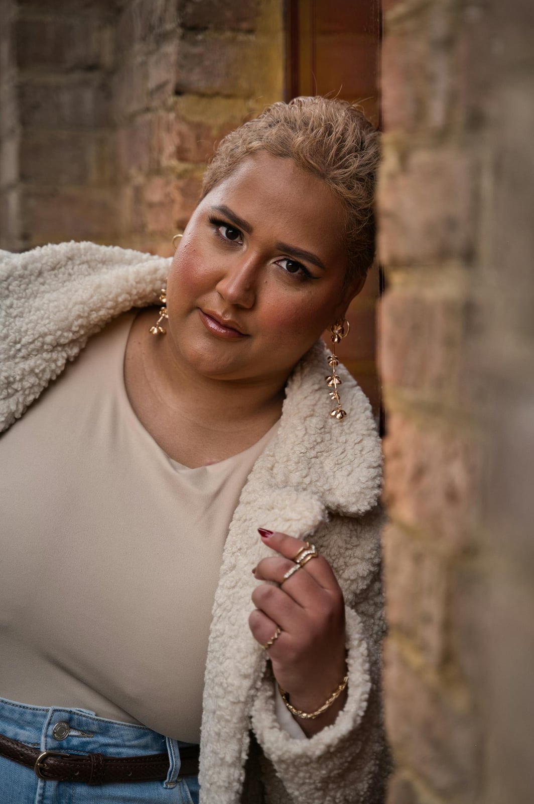 Cream Teddy Coat Over Beige Top And Blue Jeans — Plus Size Winter Outfits