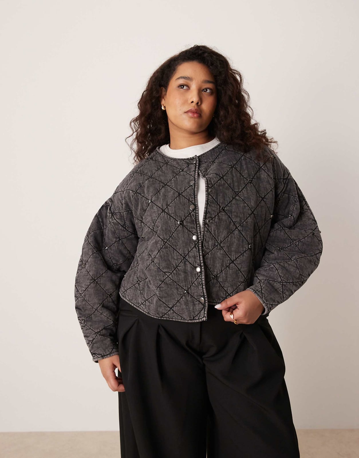 Gray Quilted Jacket With White T-shirt And Black Pants — Plus Size Winter Outfits