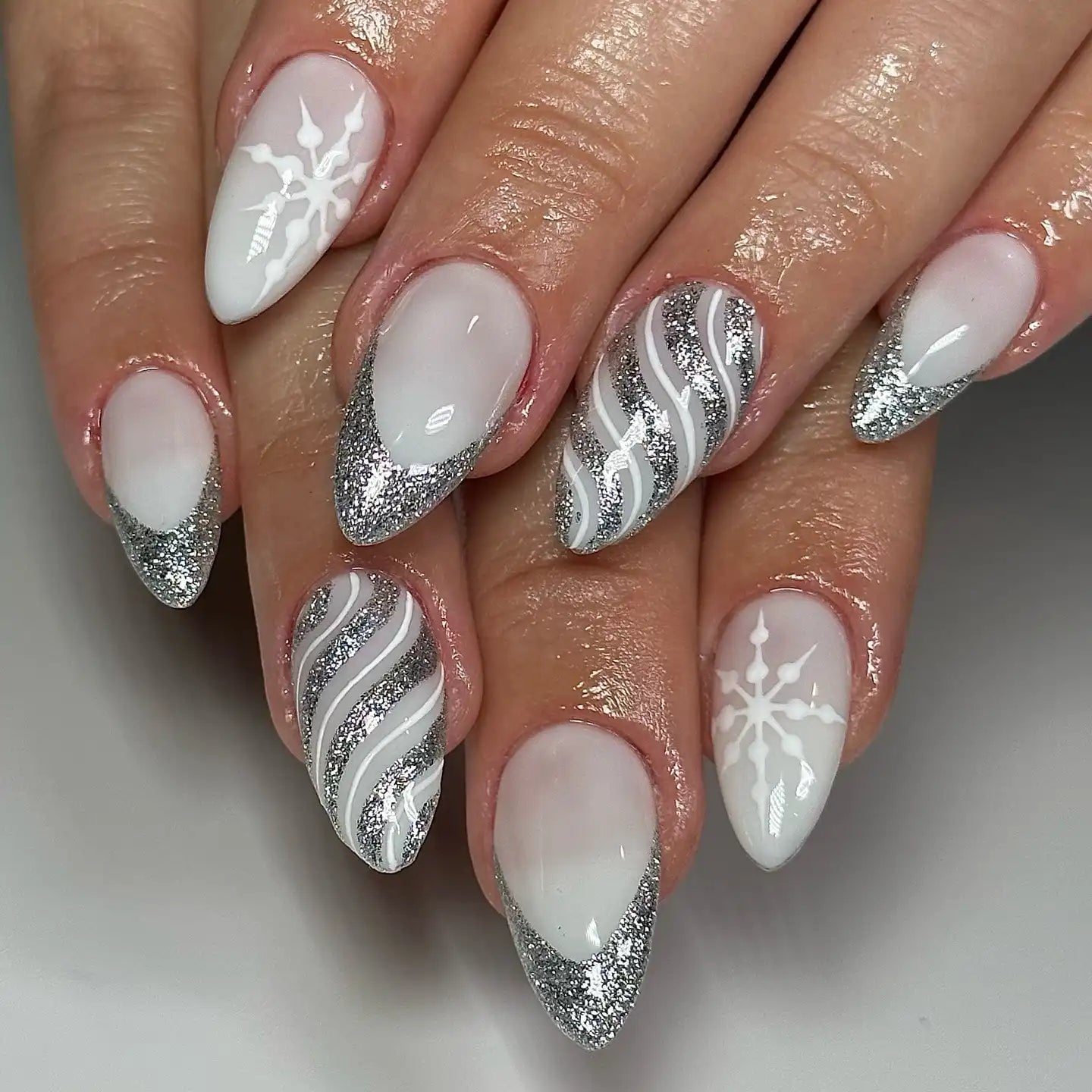 Handmade Winter Snowflake Silver Glitter Stripe Press on Nails A67 Long Almond / L (18mm-14mm-15mm-13mm-11mm)