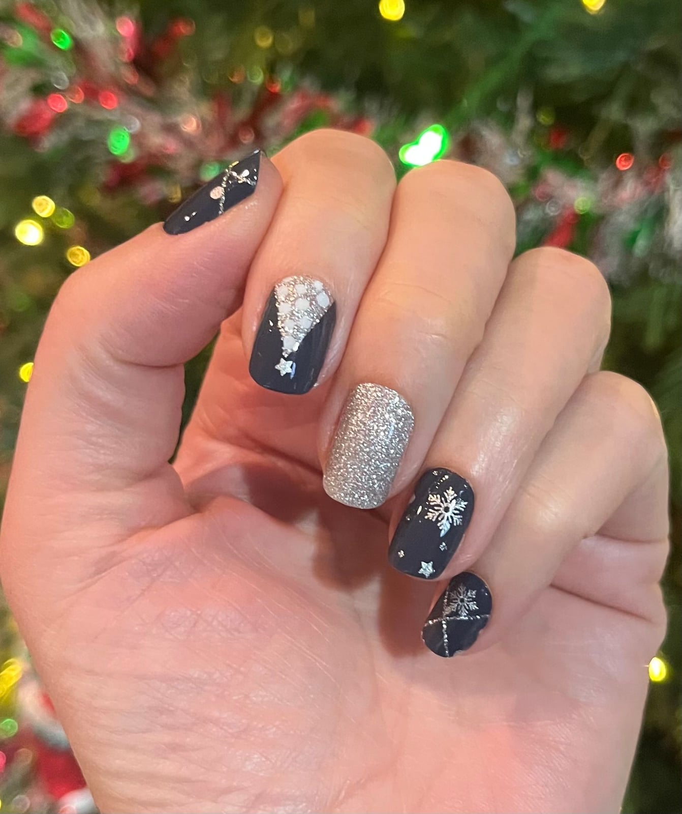 Short Oval Dark Gray Silver Glitter Snowflake — Silver Christmas Nails