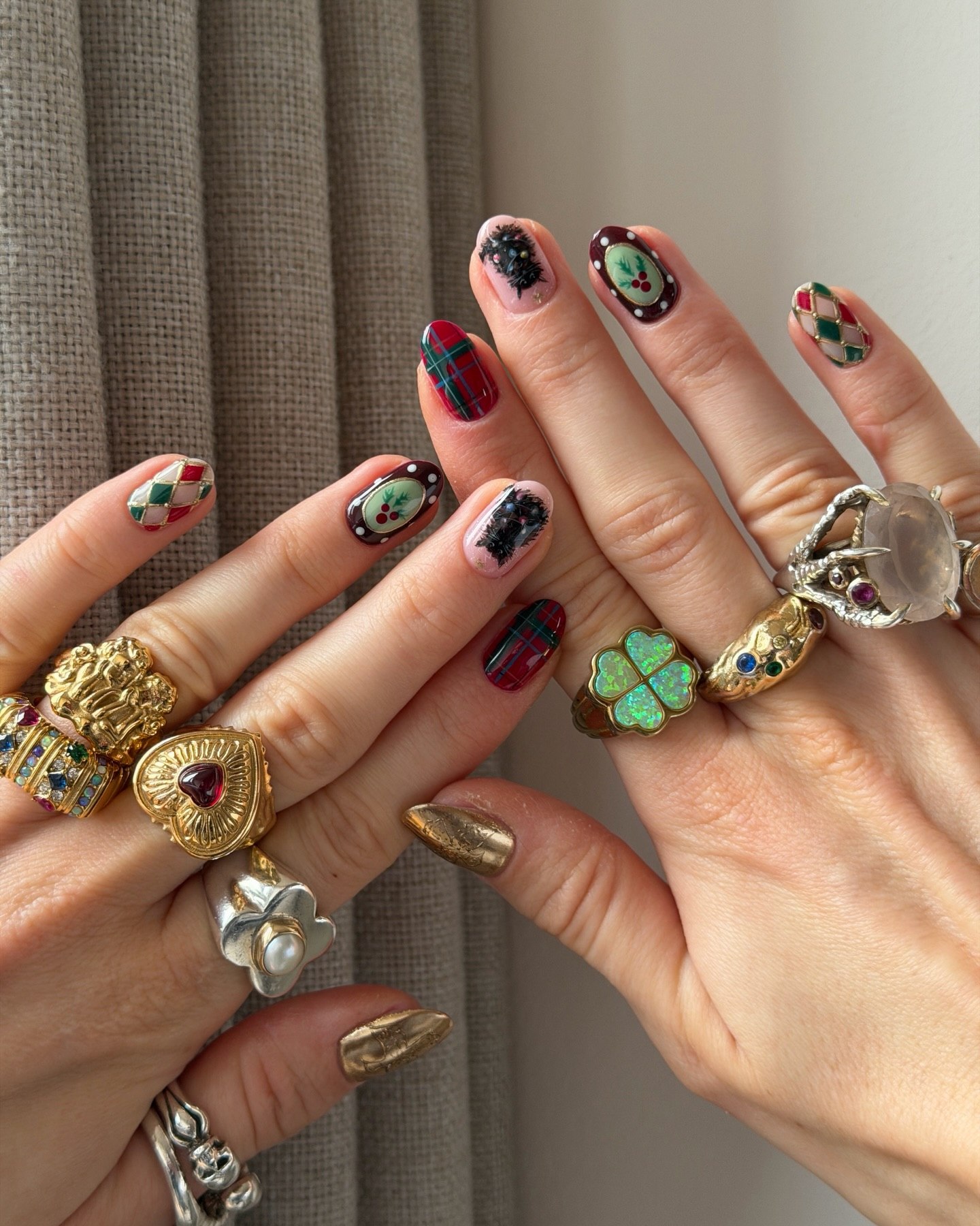 Vintage Christmas Plaid and Holly Oval Nails