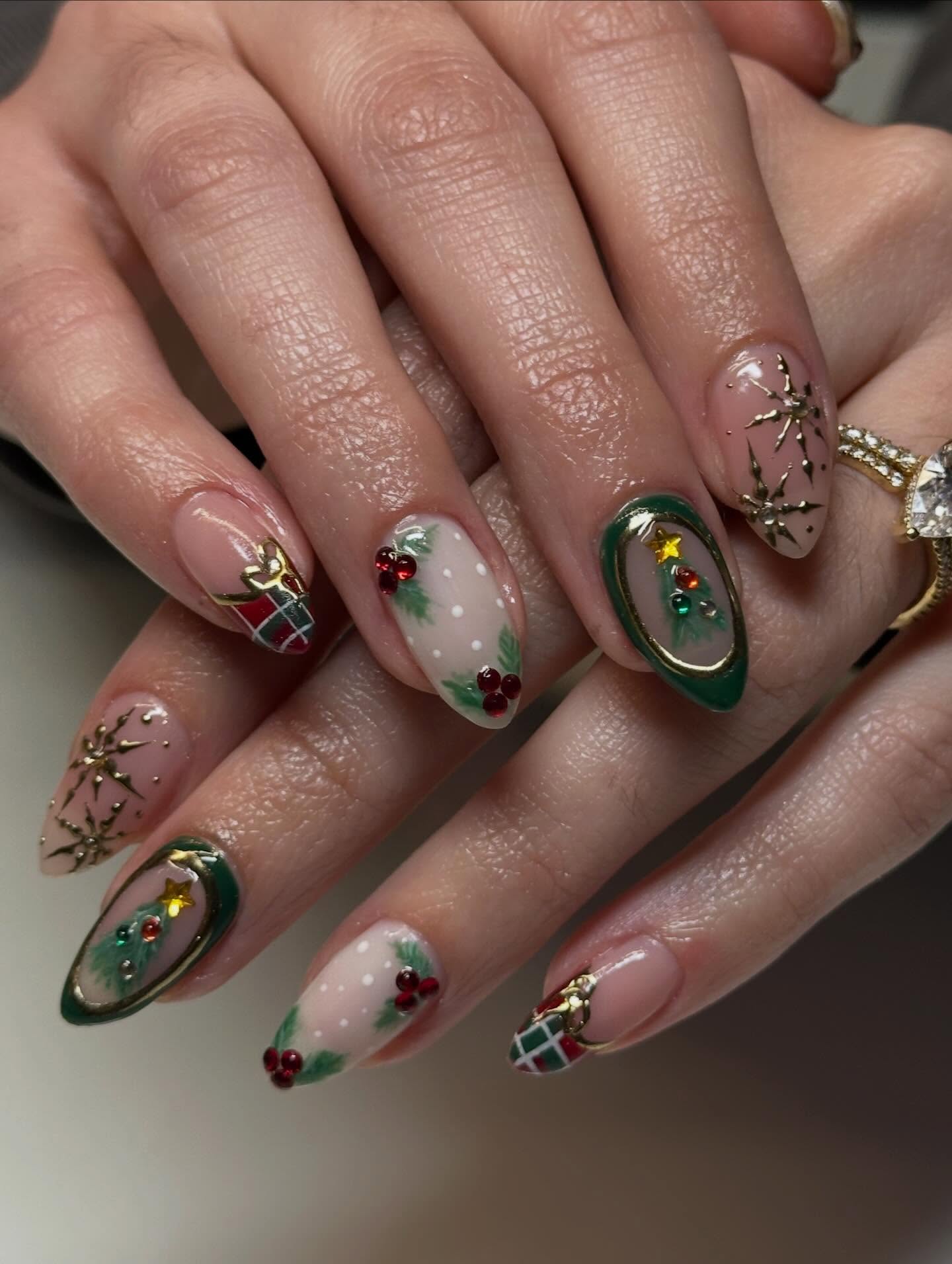 Vintage Christmas Tree & Holly Accent Nails