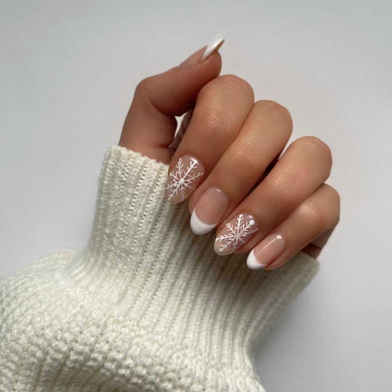 Almond Nails With Snowflakes And French Tips, прозрачный нюдовый — Winter Christmas Nails