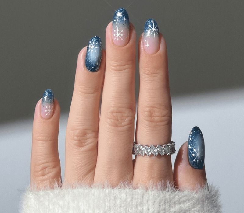 Oval Ombre Nails With Snowflakes And Stars — Winter Christmas Nails