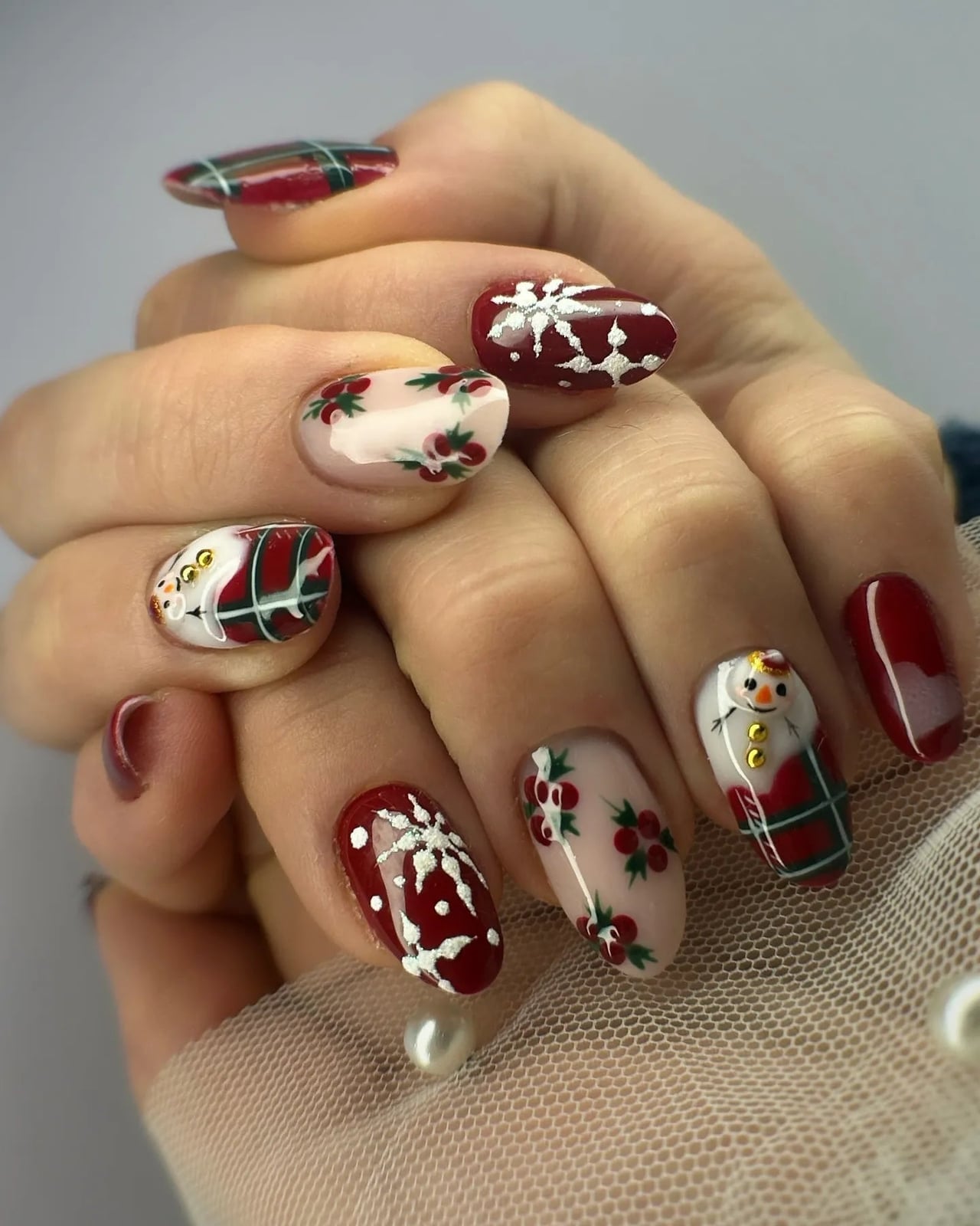 Short Oval Red Plaid Nails With Snowflakes — Winter Christmas Nails
