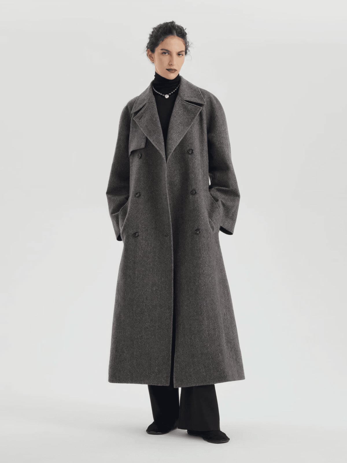 Gray Maxi Coat and Black Turtleneck for a Sleek Look — Winter Work Outfits